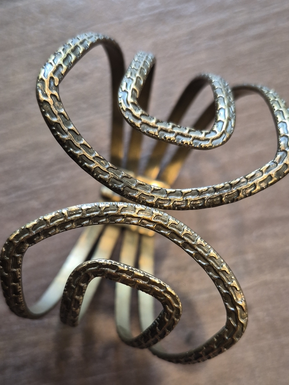 Vtg Textured Antique Bronze Tone Hinged Cuff Bracelet - Picture 6 of 12